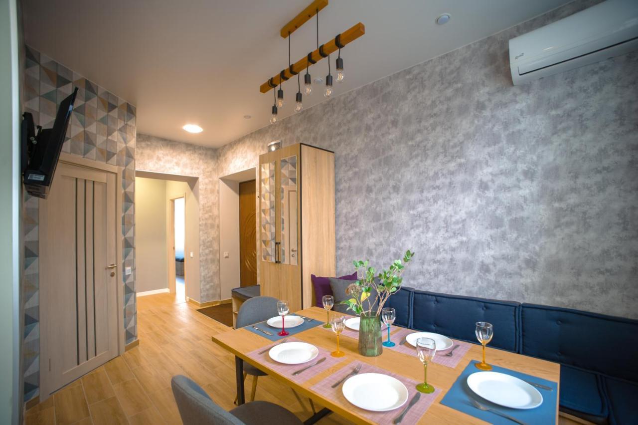 3 Bedroom, 2 Bathroom Apartment Near Forum Lviv Kültér fotó