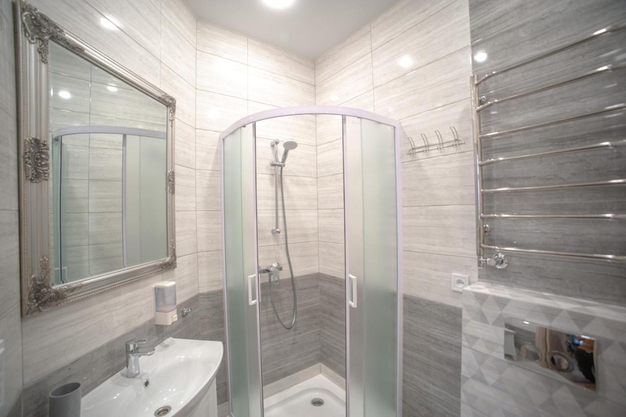 3 Bedroom, 2 Bathroom Apartment Near Forum Lviv Kültér fotó