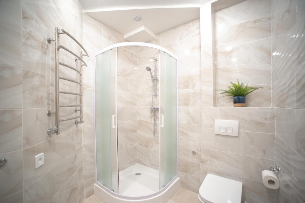 3 Bedroom, 2 Bathroom Apartment Near Forum Lviv Kültér fotó